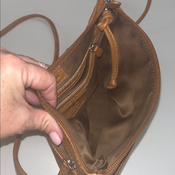 ili NY Embossed Tan Leather Crossbody RFID Protection Bag w/ 4 compartments - Picture 4 of 13